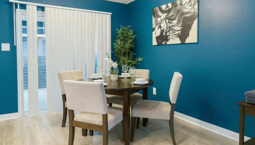 King bed pool gym BBQ theHeights LongStayDiscount - Foto 5