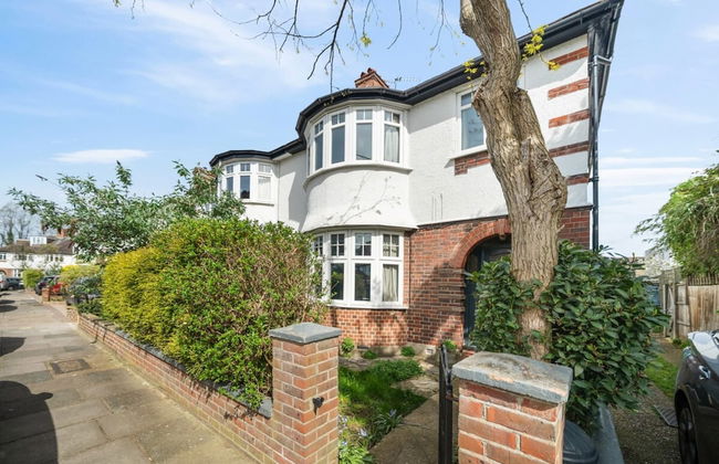 A Delightful 4-bedroom Home With a Private Garden - Foto 15