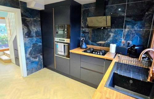 Super luxury 2 bedroom, full house sleep 5 with garden & parking close to airport - Foto 103