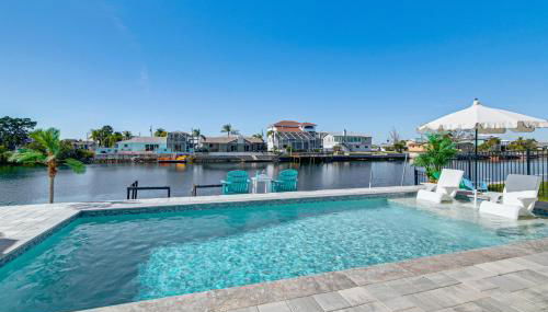 Waterfront Florida Escape with Pool and Private Dock! - Foto 3