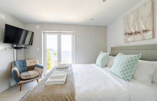 Blue Views Villa with Heated Pool and Jacuzzi - Photo 23