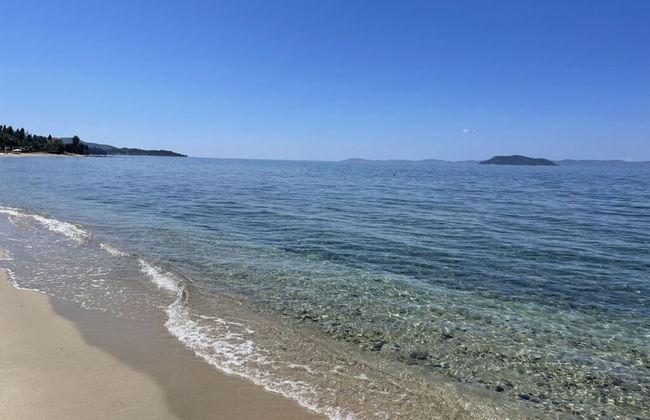 Stunning Beachfront Villa for Rent - Photo 19