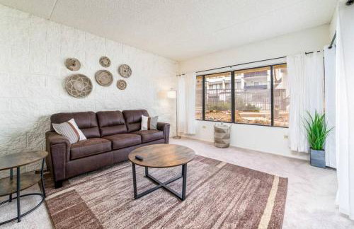 Bright Eastside 2BD 2BA Retreat w Pool and Parking - Foto 4