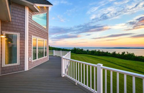 Lake View Champlain Home with Hot Tub and Sauna! - Foto 35