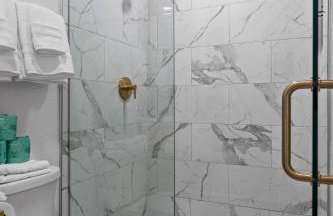 Chic 2BR flat with fireplace & gated parking - Foto 23