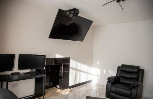Villa Emma - Modern Bungalow with EV Point, Free Parking & Workspace - Photo 4
