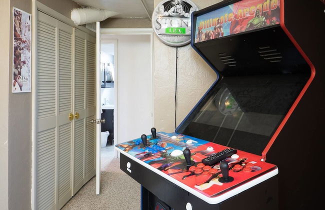 The Retro Escape City Park Hot Tub & Movie Theater - Foto 19