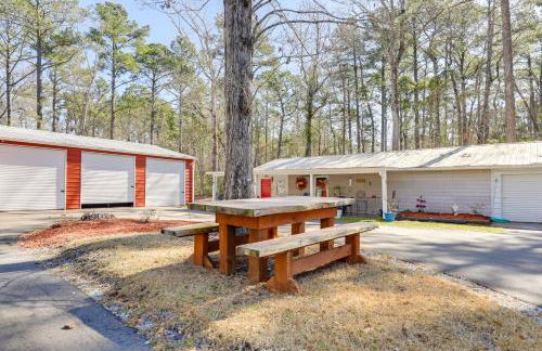 Secluded Newport Getaway with Fire Pit and Grill! - Foto 26