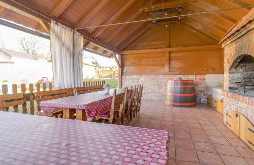 Rustic Cottage With Heated Pool - Happy Rentals - Foto 41