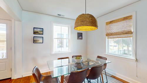 Dog-friendly cottage across from the water in a walkable neighborhood - Foto 5