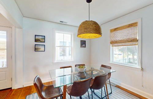 Dog-friendly cottage across from the water in a walkable neighborhood - Foto 5