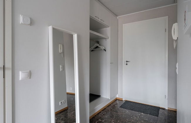 Modern 1BR Apt with Sauna, Balcony & Free Parking - Foto 1