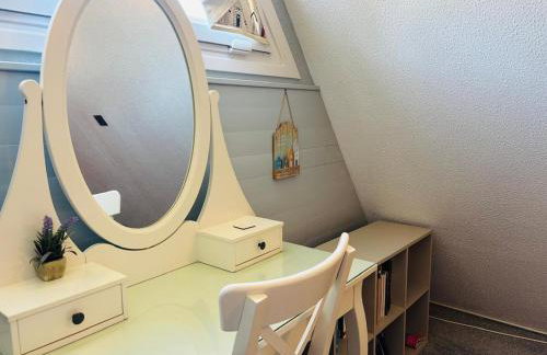 Kingsdowns Top Family Chalet, stunning and cosy interiors, indoor heated pool, mini golf, tennis court, BBQ and beach! - Foto 40