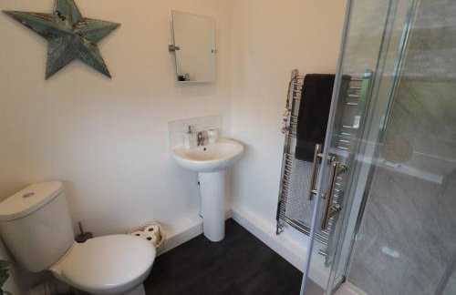 Cosy two bedroom first floor apartment - Photo 2