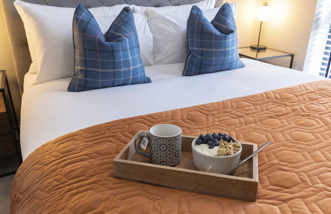 Elliot Oliver - Stylish Loft Style 2 Bedroom Apartment With Parking - Photo 2