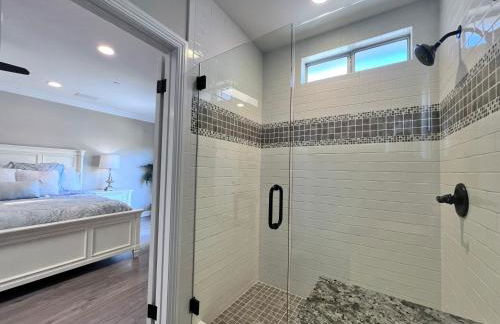 Stunning 8 bedroom 6 bathroom Pool Home - Photo 47