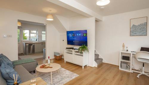 Doctors Lane- Modern 3 Bedroom Contractor Family House With Parking - Foto 5, Game Room