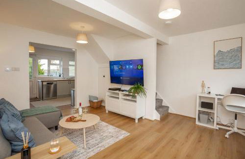 Doctors Lane- Modern 3 Bedroom Contractor Family House With Parking - Photo 5