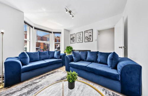 3 Beds Home walking distance from Shirley High Street - sleep 7 - Free Parking - Pool Table - 50" TV - Foto 5