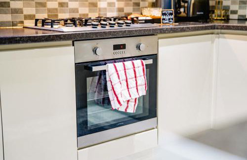 4BR 2Bath Home -Hot Tub, Free Parking & Games Room - Foto 39