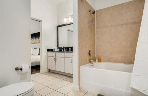 Boulevard Stays Walk to Downtown 1BR SoCo Pool Parking Gym 01 - Foto 13