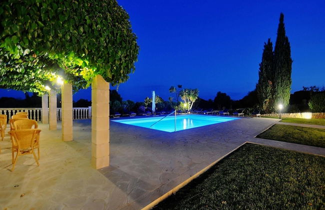 Exquisite Villa With Views - Photo 27