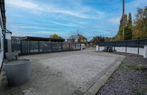 Modern Comfort 2-Bedroom, 2-Bathroom House - Photo 29