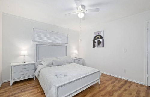 Newly remodeled 5BR 3BA w/pool 16 ppl - Photo 22