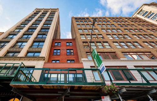 Flatiron Bright 1BR, Top Floor Walk-Up - Photo 6