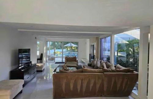 Beautiful 4BD and 3BA Pool Jacuzzi Vacation Home - Foto 12