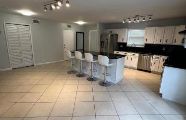 Spacious 3 Bedroom with Beautiful Backyard - Foto 1