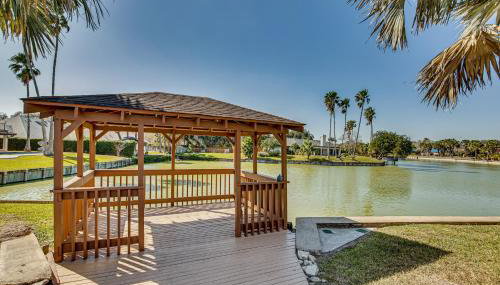 Pool and Game Room Waterfront Harlingen Home - Foto 2
