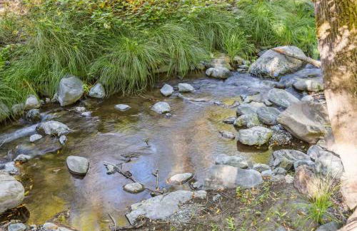 Modern Organic Home with Backyard Creek near State Park - Foto 32