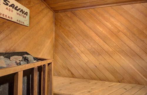 Oceanfront Suite - Top Floor - Sleeps 4 - Pool and Sauna - Foto 45