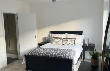 Outstanding 4-Bedroom Town House By Valore Property Services - Foto 26