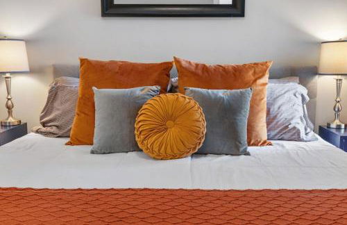 Only 4 Miles to Broadway with Free Parking and TVs in Bedrooms - Foto 21