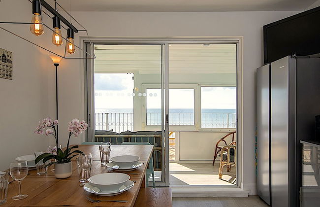 Beautiful Beachfront House wth Balcony Sea Views - Foto 47