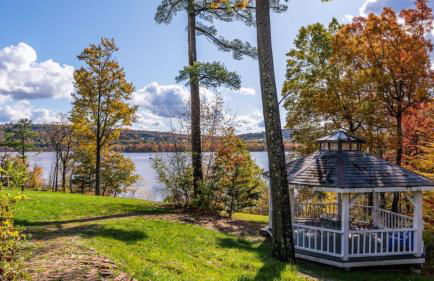 Historic & Secluded Estate on the Hudson River w/ Pool Sleeps 24 River House by Avantstay - Foto 9