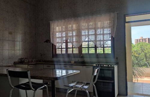 Casa Agradável, Arejada, Espaçosa, Perto de Tudo - Foto 15
