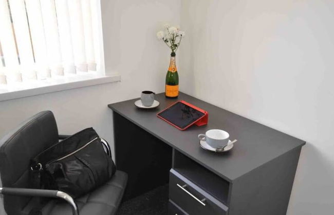 Beautiful 3-bed House in Wolverhampton - Photo 4