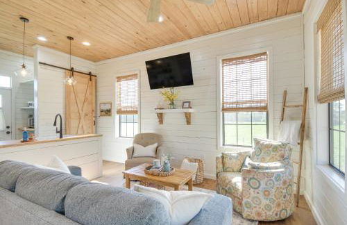 4-Acre Plot Farmhouse-Chic Retreat in Forest! - Foto 1