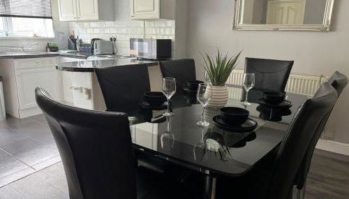 Modern 3-Bed Home with Parking & Garden Wolverhampton - Photo 3