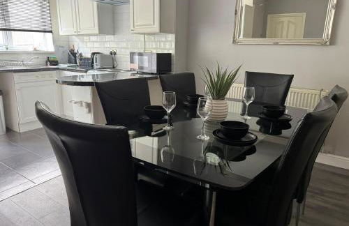 Modern 3-Bed Home with Parking & Garden Wolverhampton - Photo 3