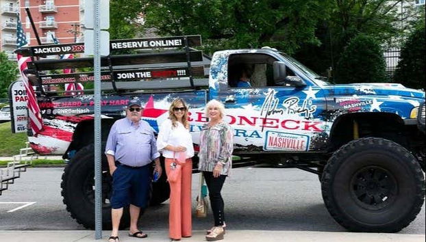 Posando junto al monster truck