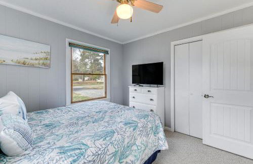 Riverfront Colonial Beach Home with Private Beach! - Foto 17