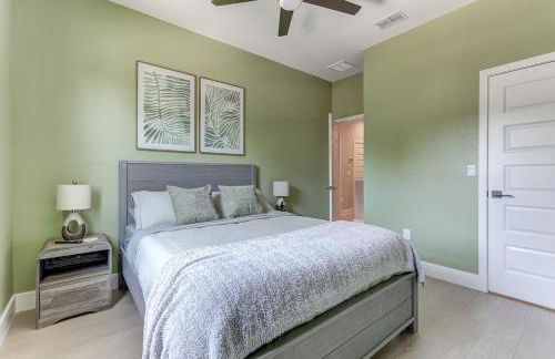 Chic & Spacious 4 Bedroom 3 Full Bathrooms Retreat in West Tampa and Pvt Backyard - Foto 62