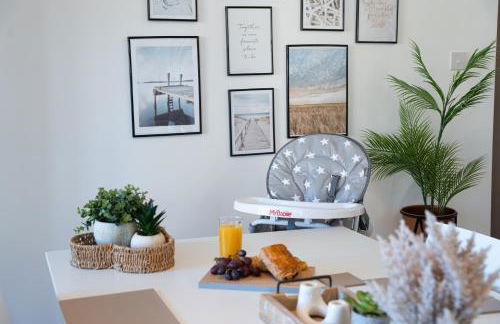 Modern Penthouse with Balcony - Near Beach & Town - Foto 13