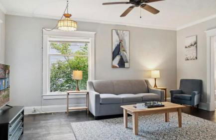 Blue & Gold Retreat sleeps 14 Minutes from ND - Photo 2