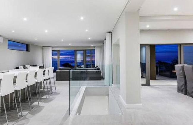 Large 9 Bedroom Villa in Camps Bay w Pool Apostles Views - Photo 13