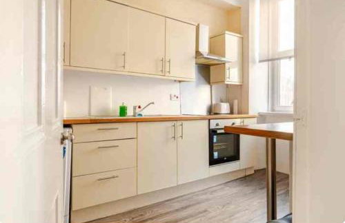 3 Bed Central Apartment - Pet Friendly & Parking - Foto 8